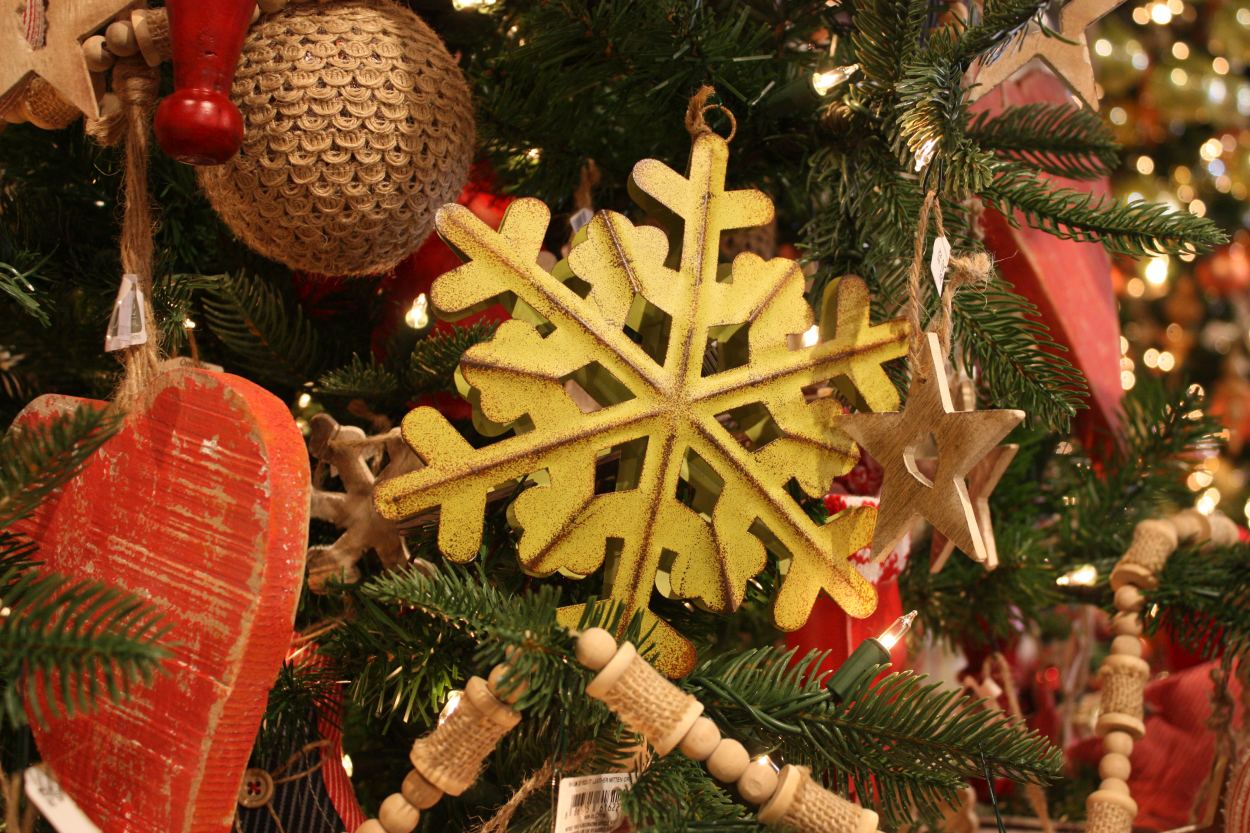 Themed green accent christmas tree