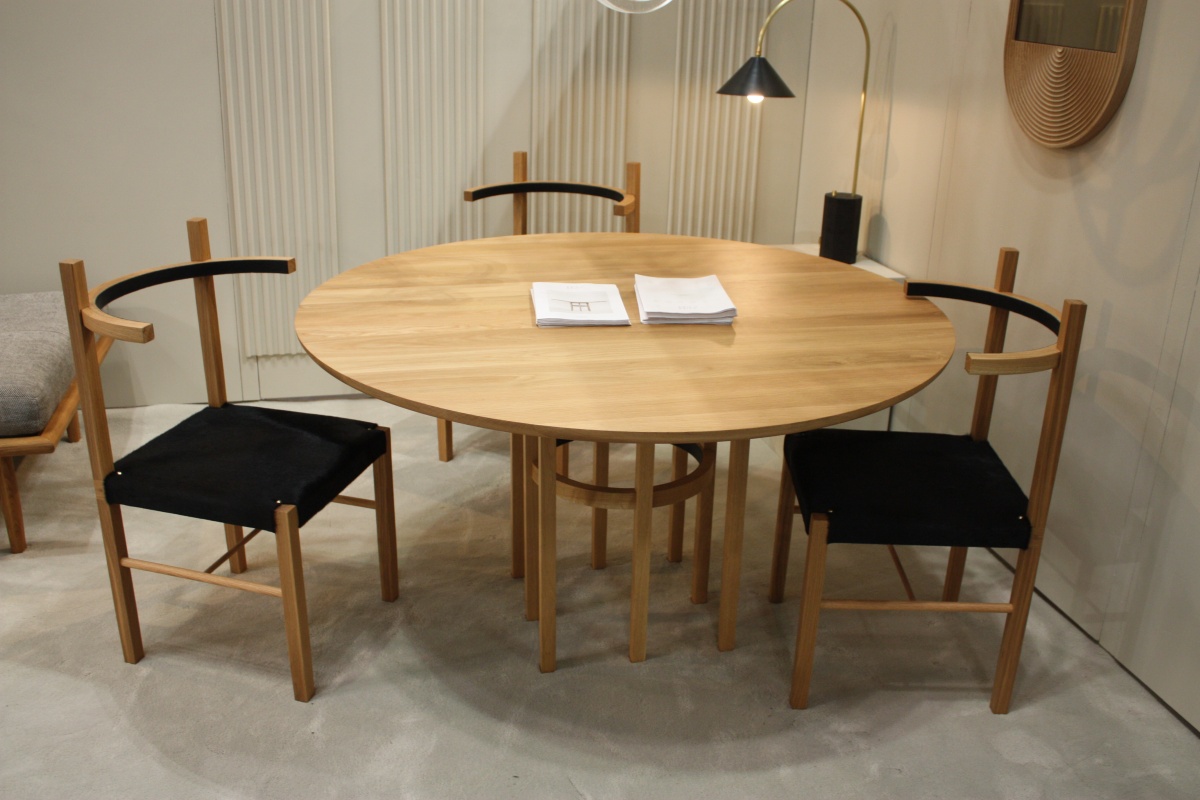 Moderning dining room with large table