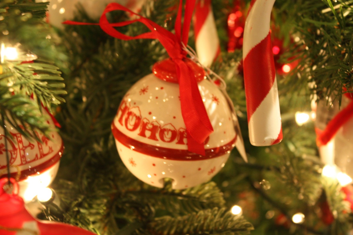 Themed green accent christmas tree