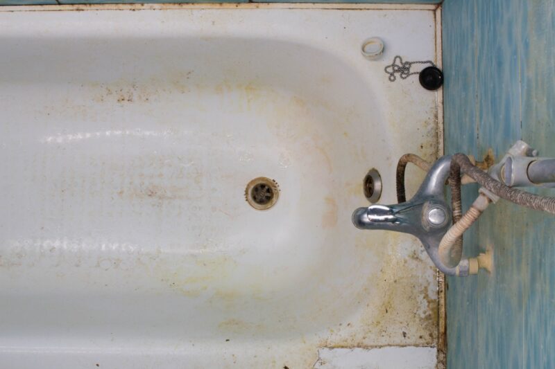 How To Clean a Grimy Bathtub
