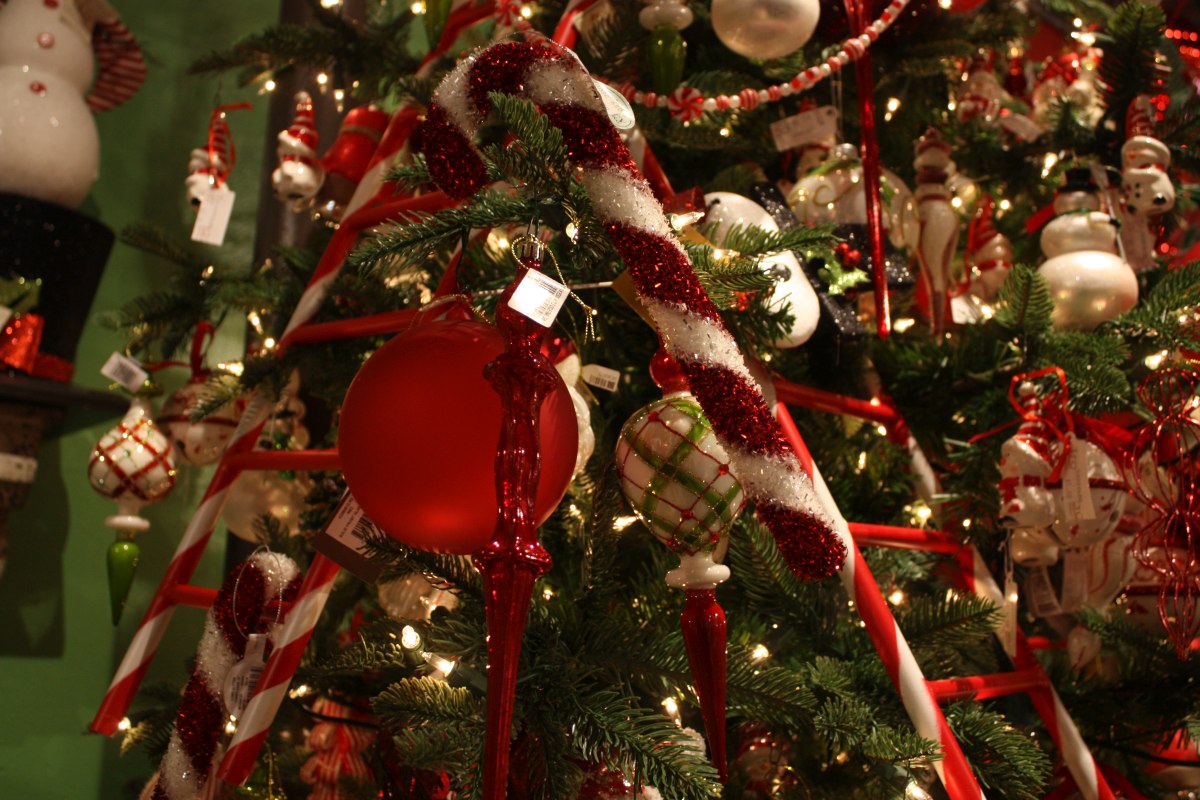 Themed green accent christmas tree