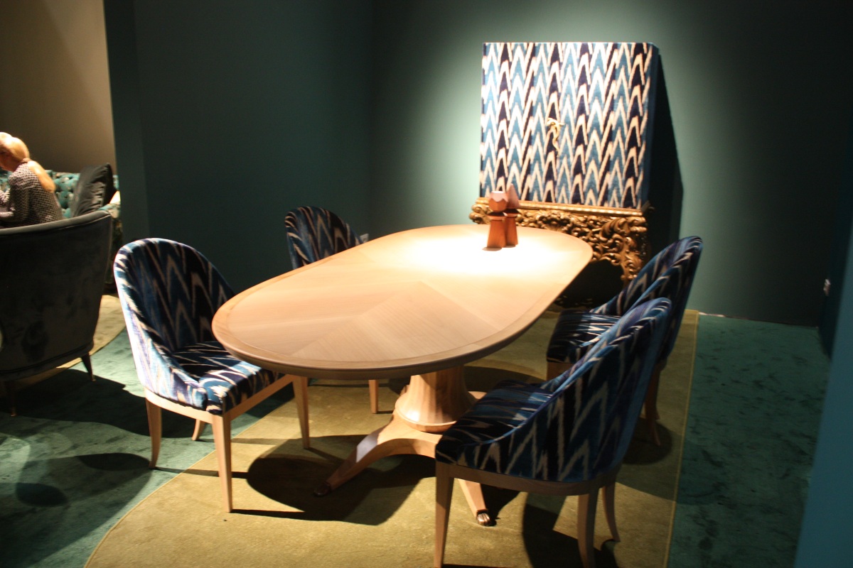 Moderning dining room with large table