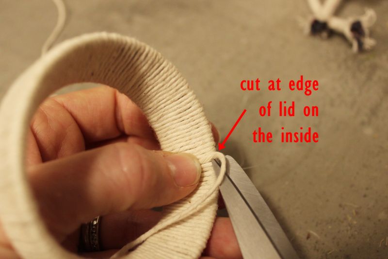DIY Mason Jar Lid Wreaths -cut edge