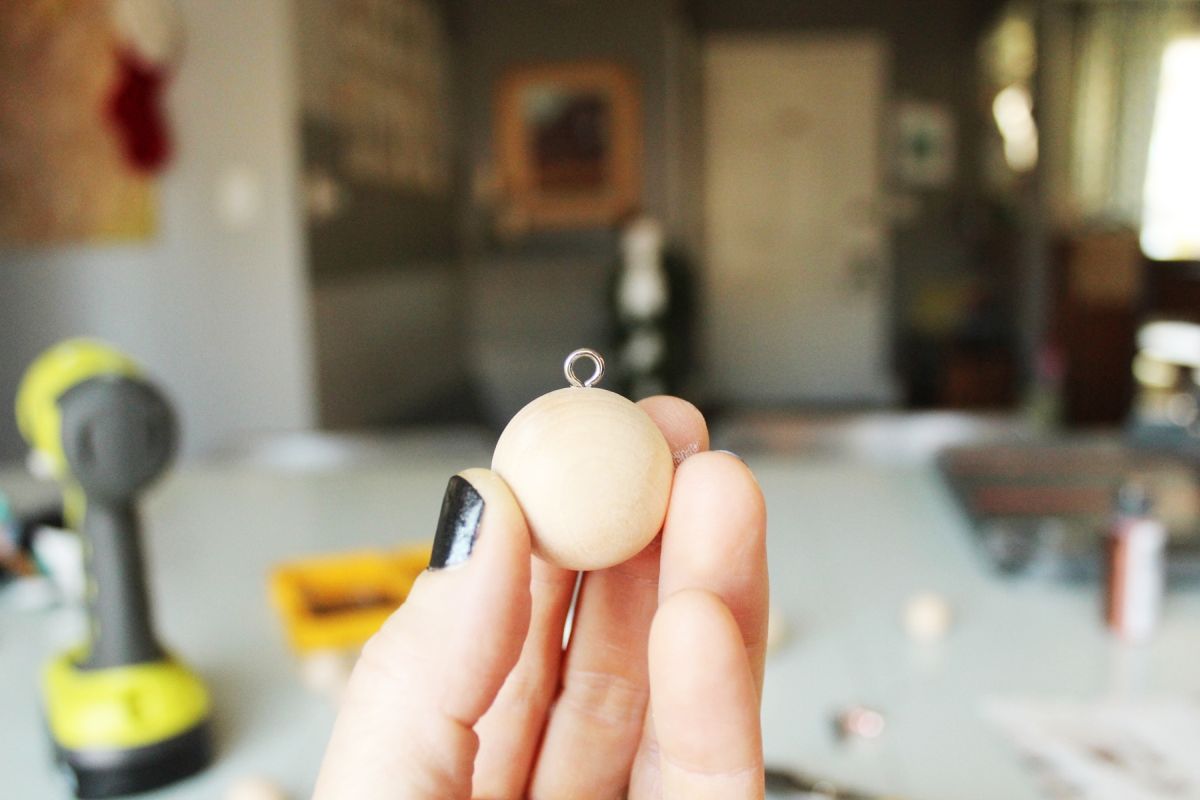 DIY Scandinavian Wooden Ornaments - Screw