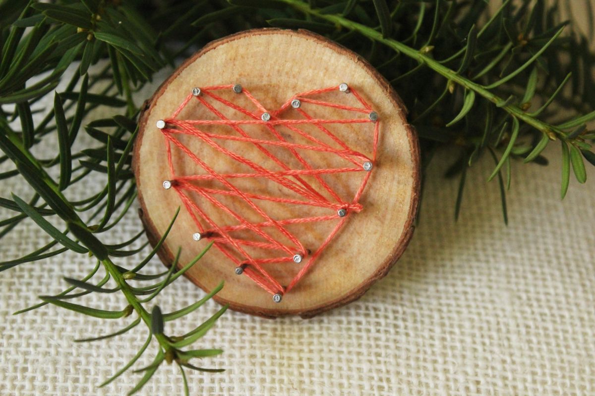 DIY string art ornaments on your Christmas tree
