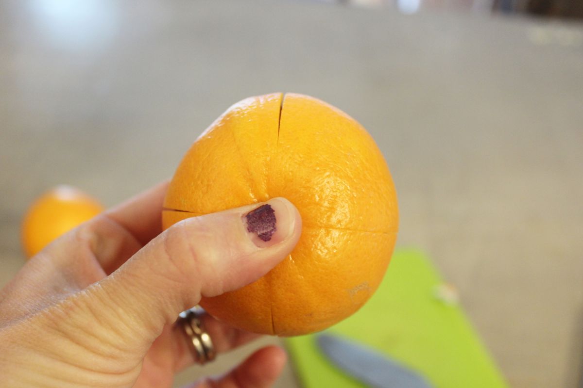 How to decorate a Christmas tree with natural ornaments dried orange