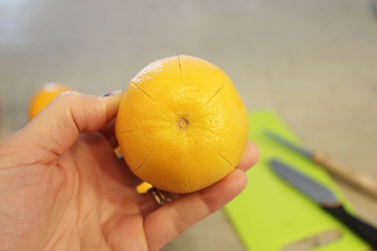 How to decorate a Christmas tree with natural ornaments dried orange
