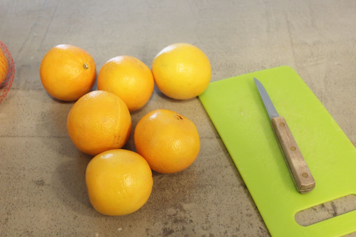 How to decorate a Christmas tree with natural ornaments dried orange