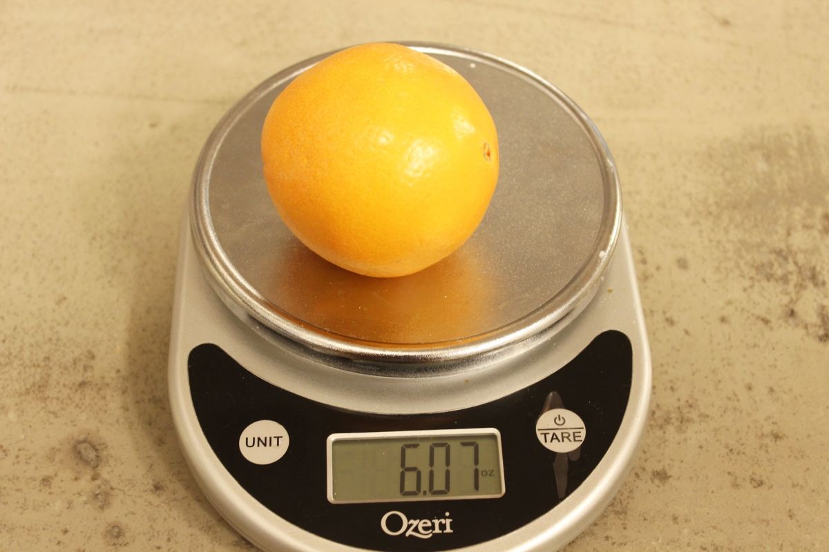 How to decorate a Christmas tree with natural ornaments dried orange
