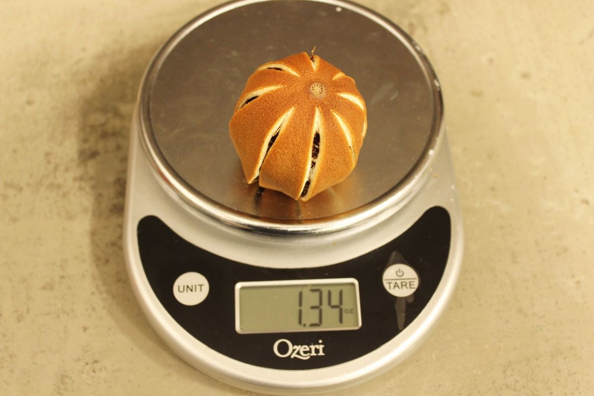 How to decorate a Christmas tree with natural ornaments dried orange