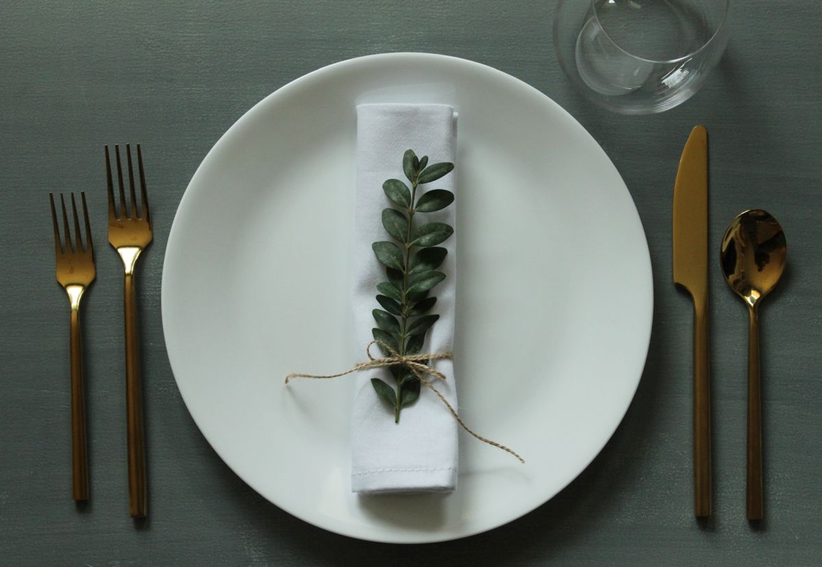 Modern Christmas Table Setting