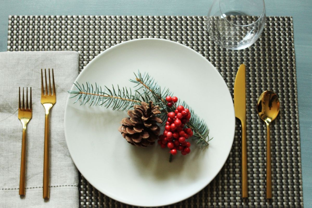 Modern Christmas Table Setting