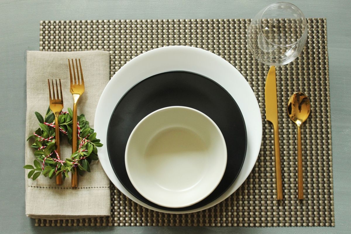 Modern Christmas Table Setting