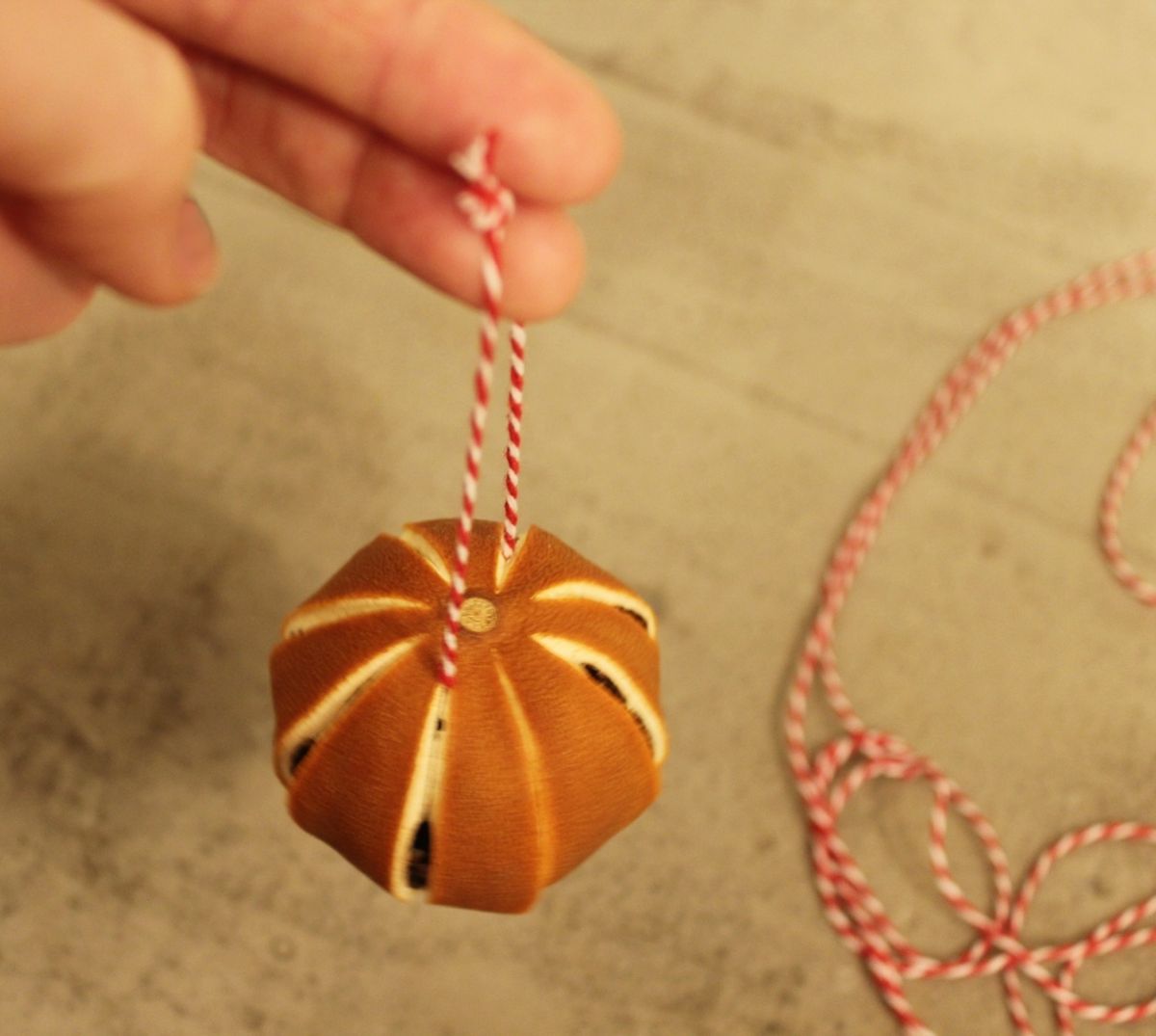 How to decorate a Christmas tree with natural ornaments dried orange