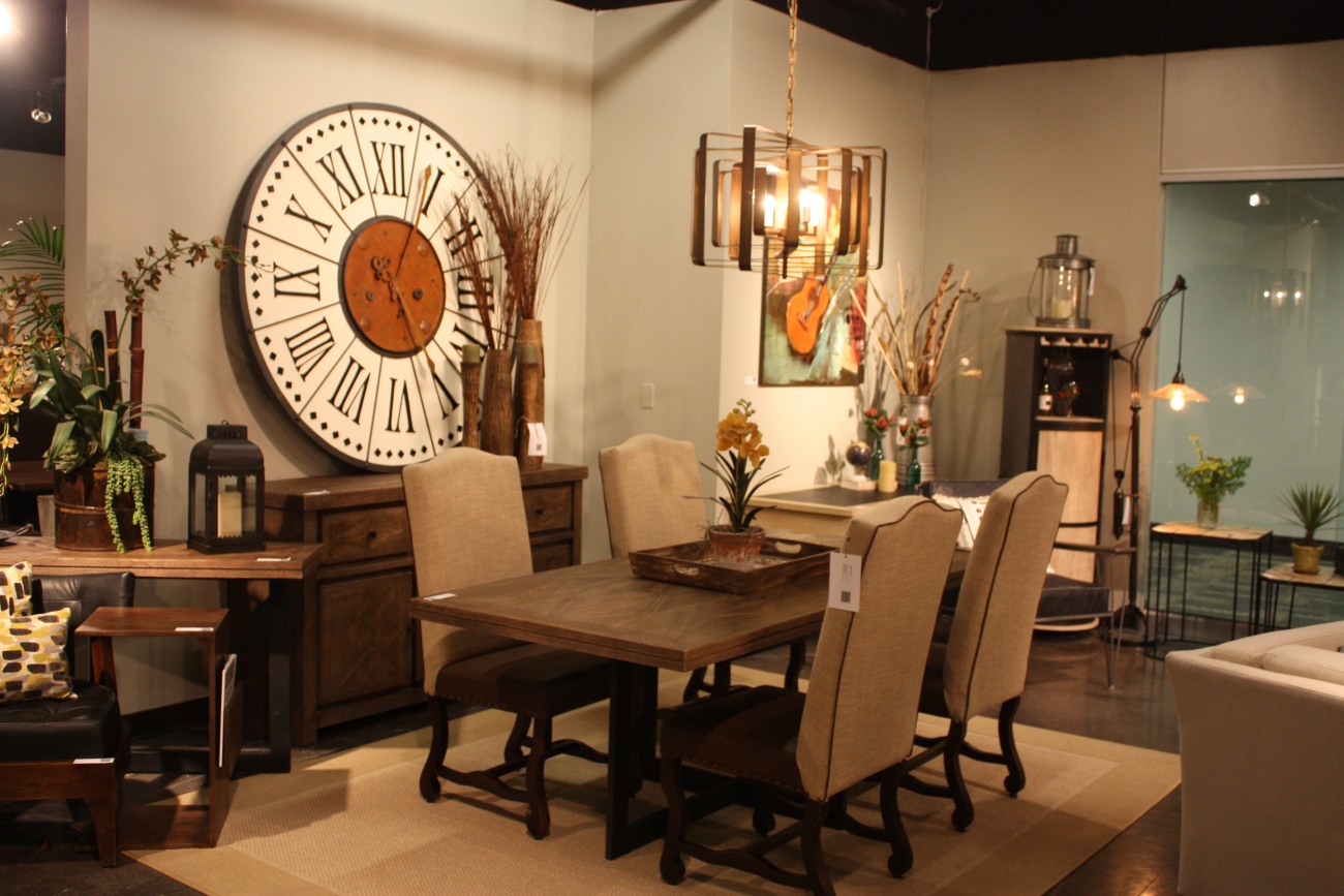 Moderning dining room with large table