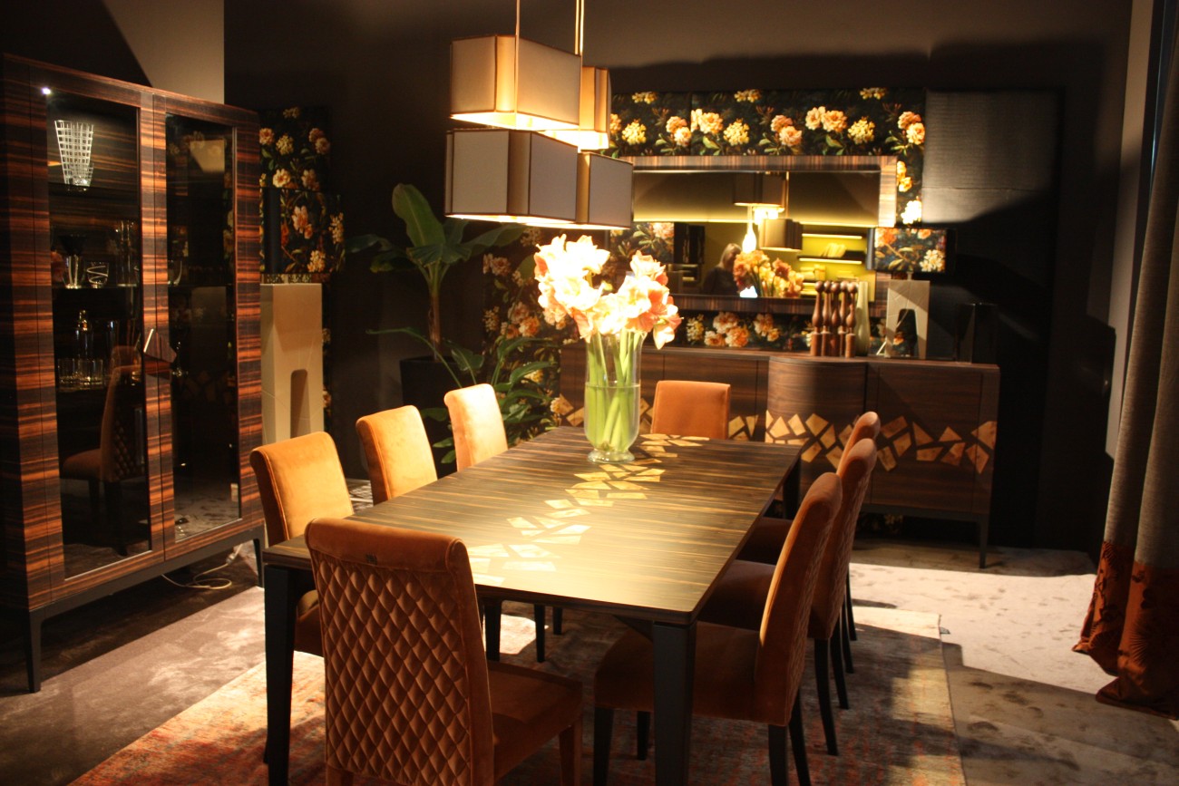 Moderning dining room with large table