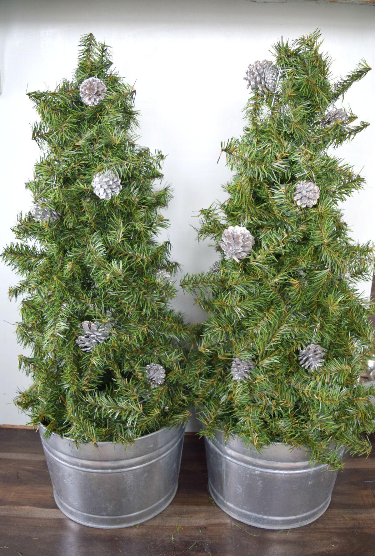 Making christmas trees from tomatoe frames
