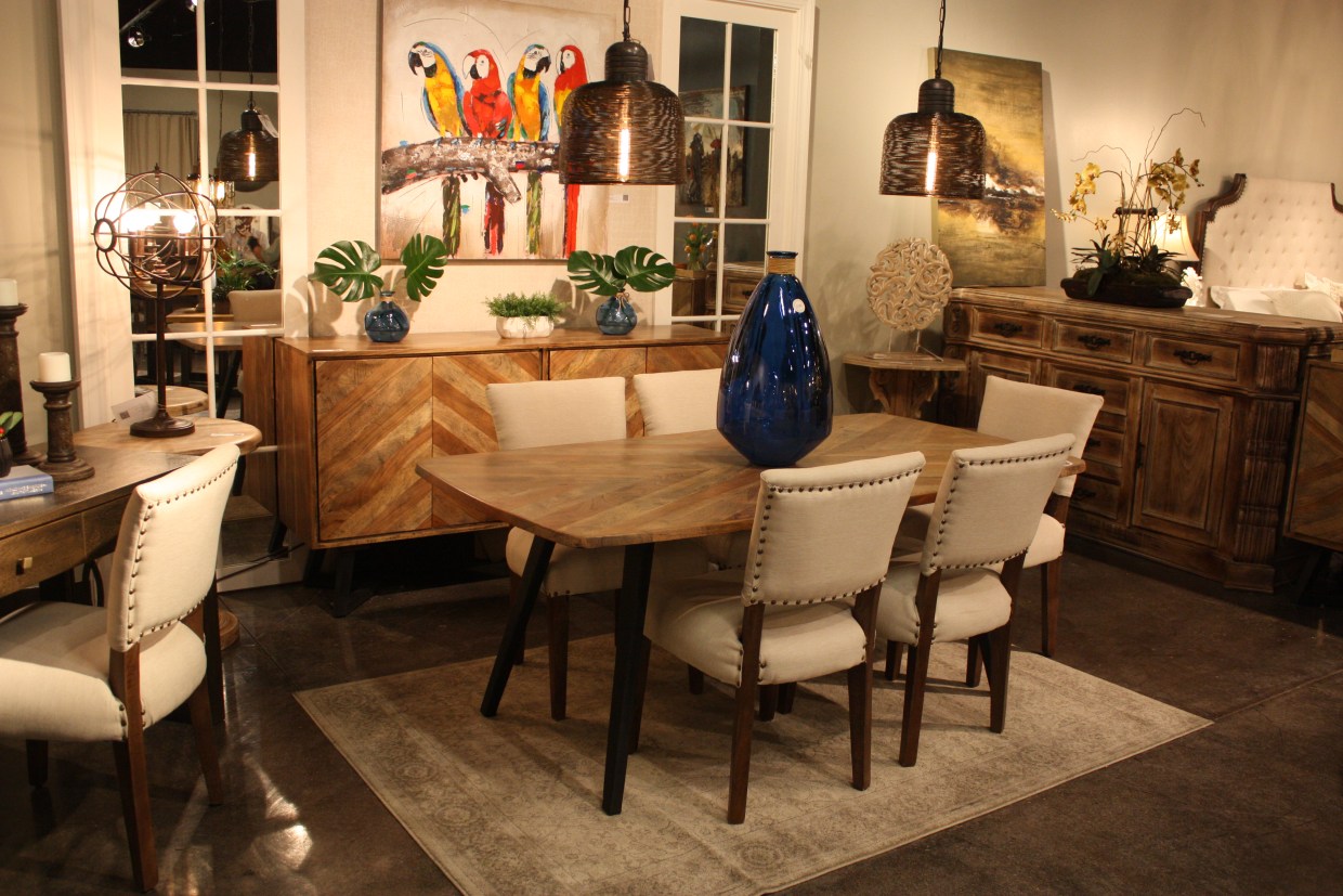 Moderning dining room with large table
