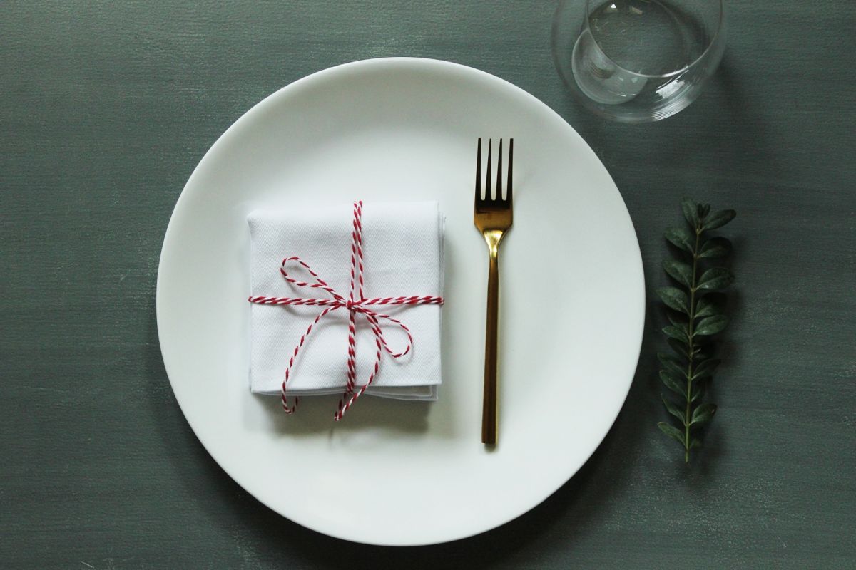 Modern Christmas Table Setting