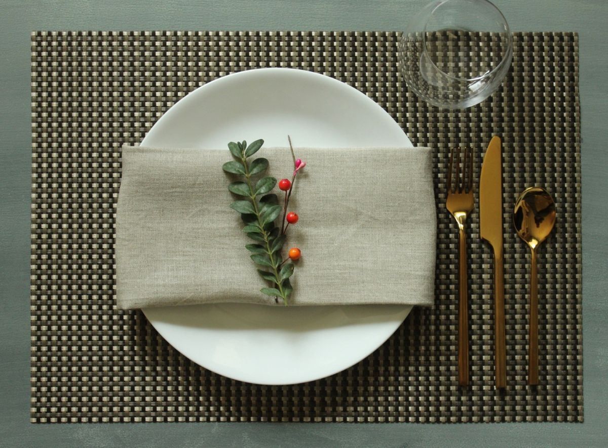 Modern Christmas Table Setting