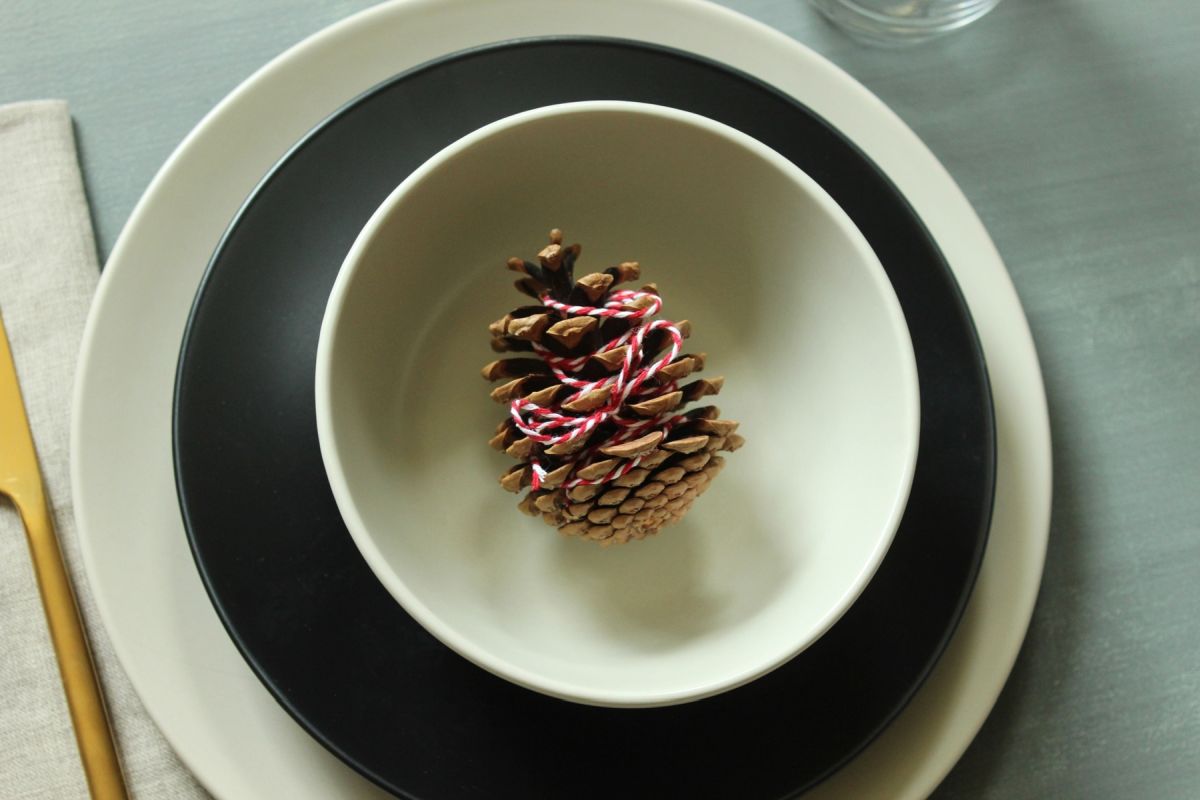 Modern Christmas Table Setting