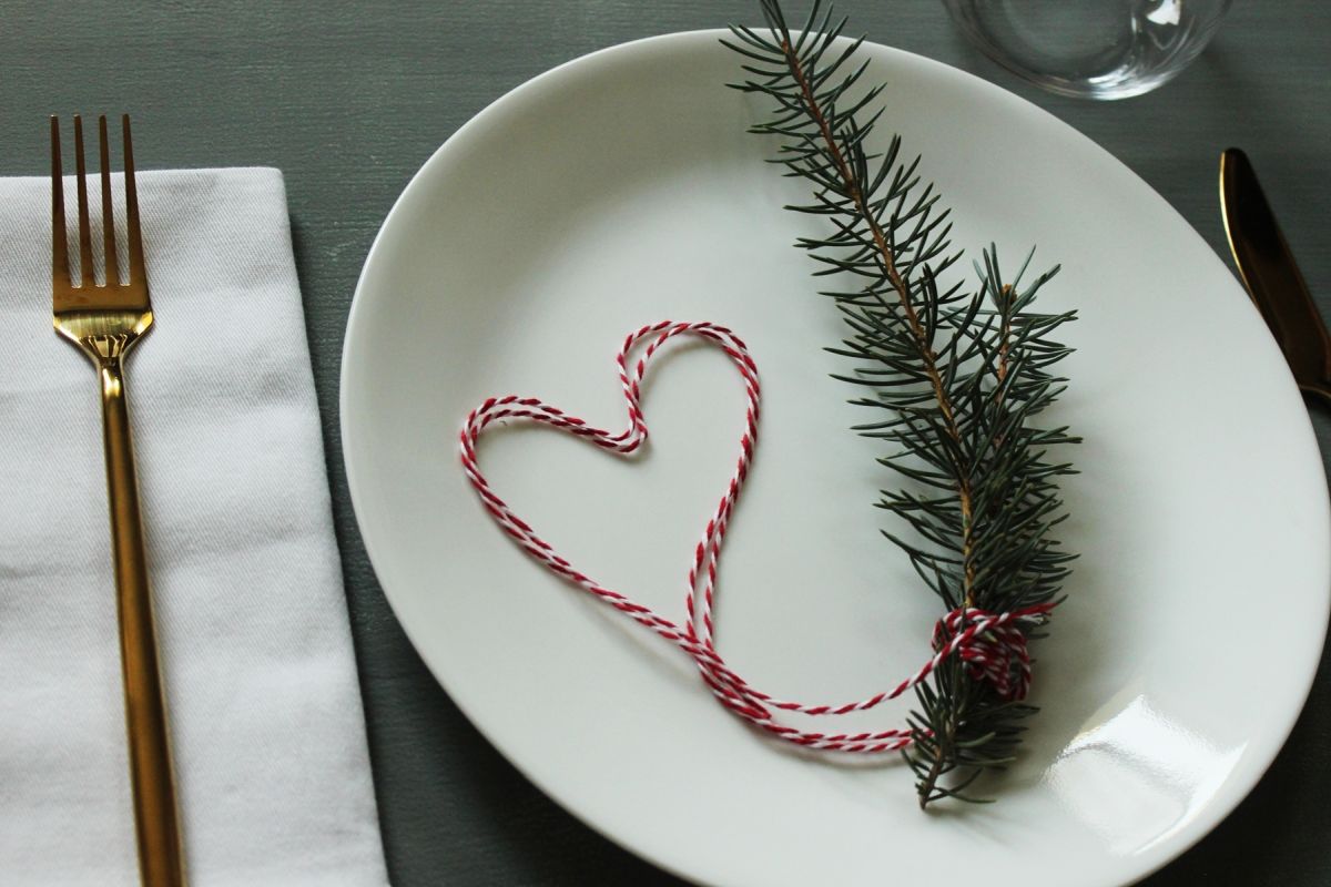 Modern Christmas Table Setting