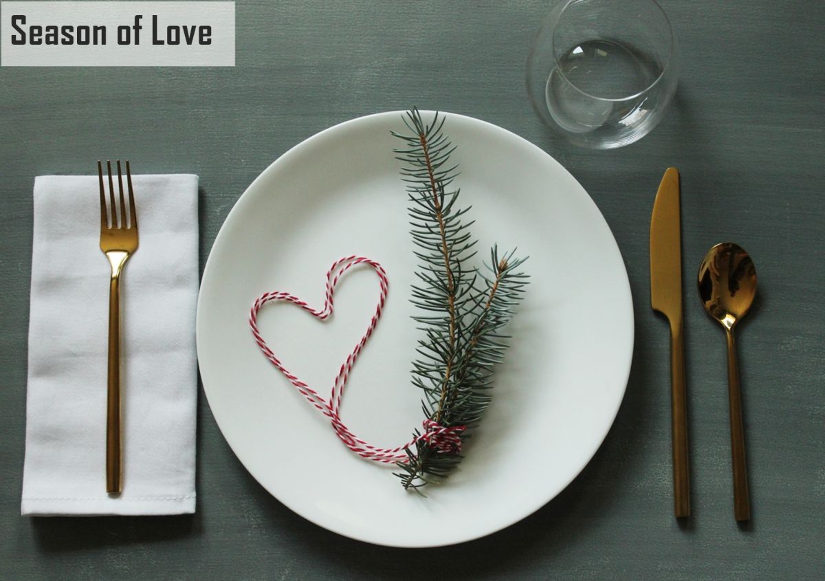 Modern Christmas Table Setting
