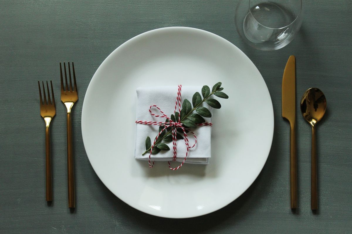 Modern Christmas Table Setting