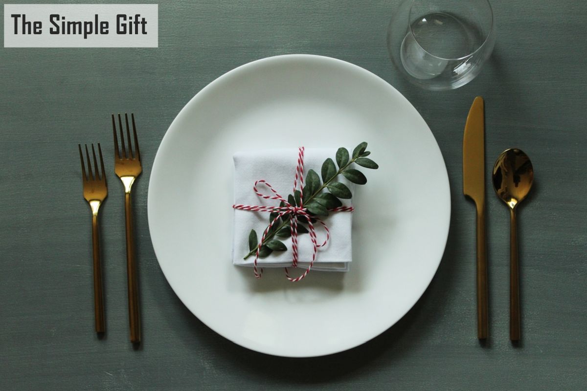 Modern Christmas Table Setting