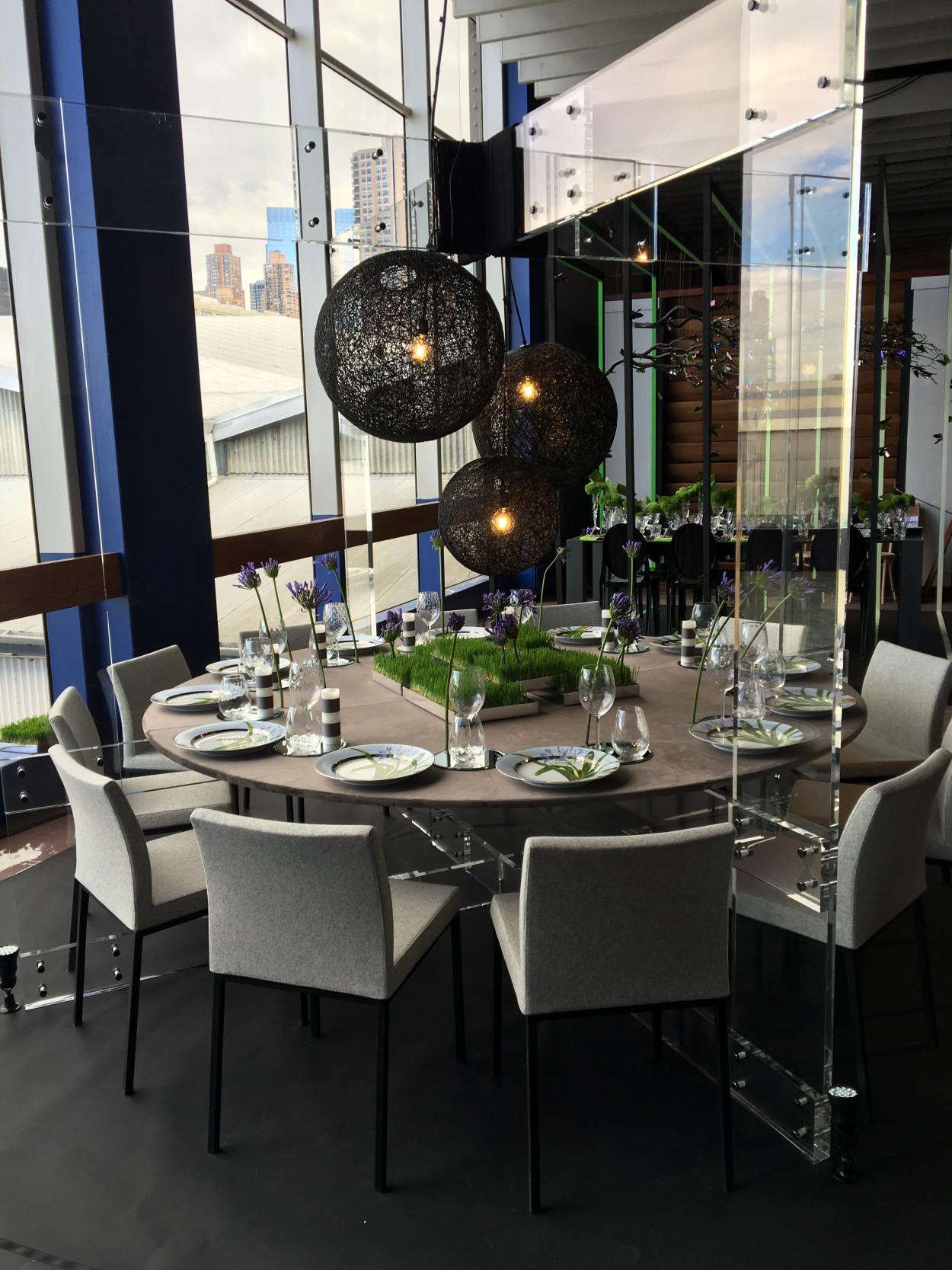 Moderning dining room with large table