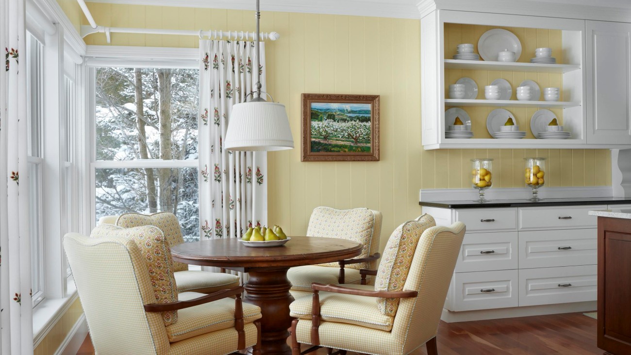 Moderning dining room with large table