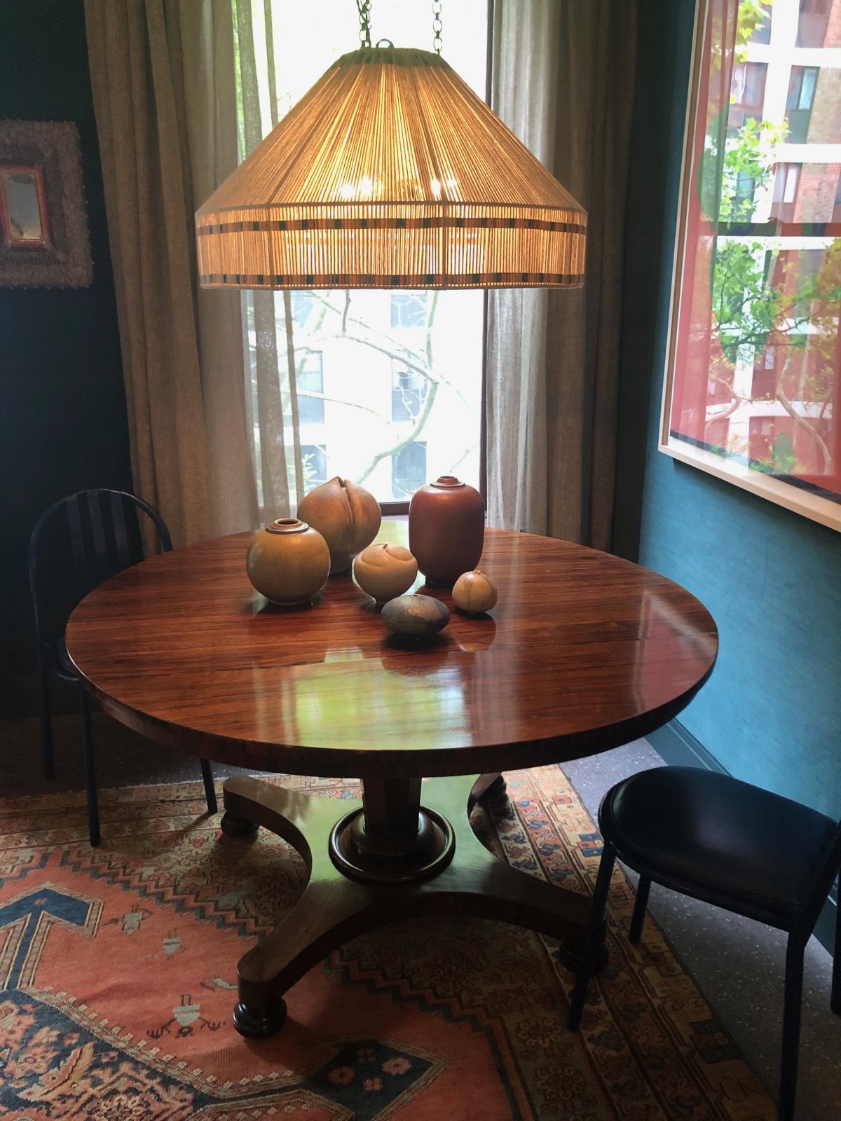 Moderning dining room with large table