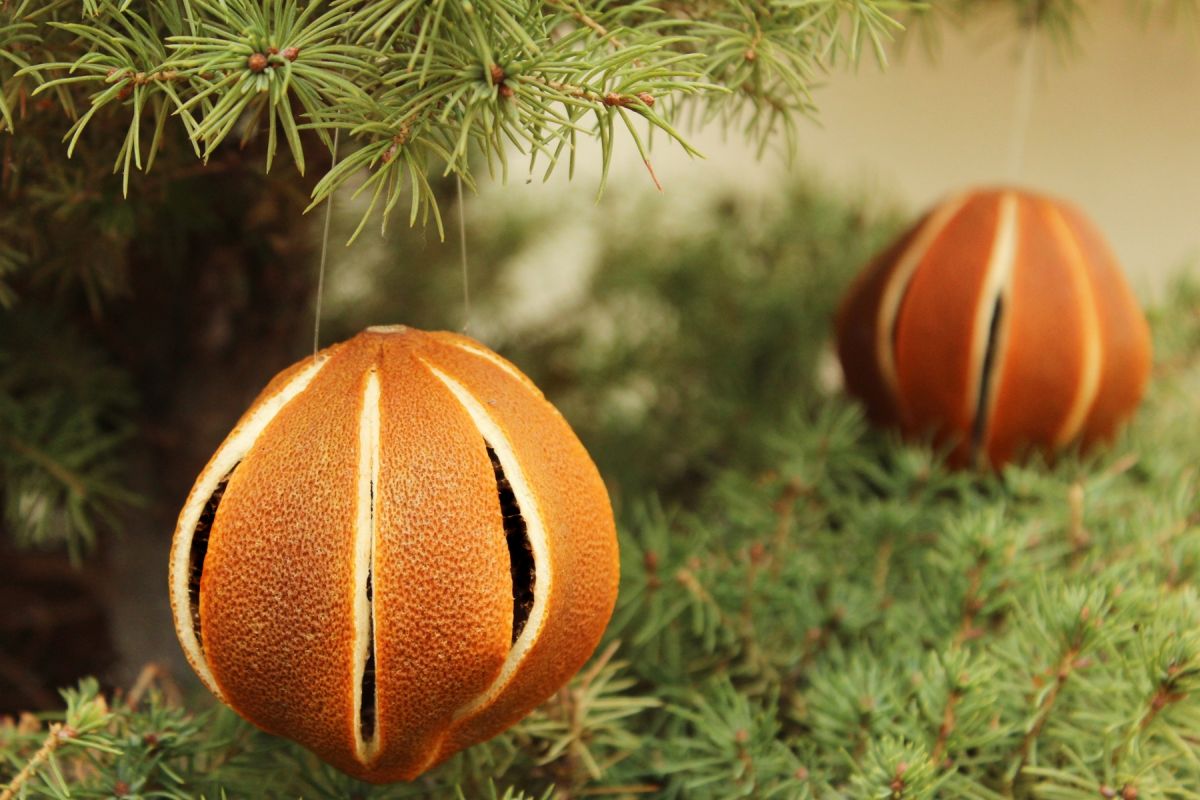 How to decorate a Christmas tree with natural ornaments dried orange