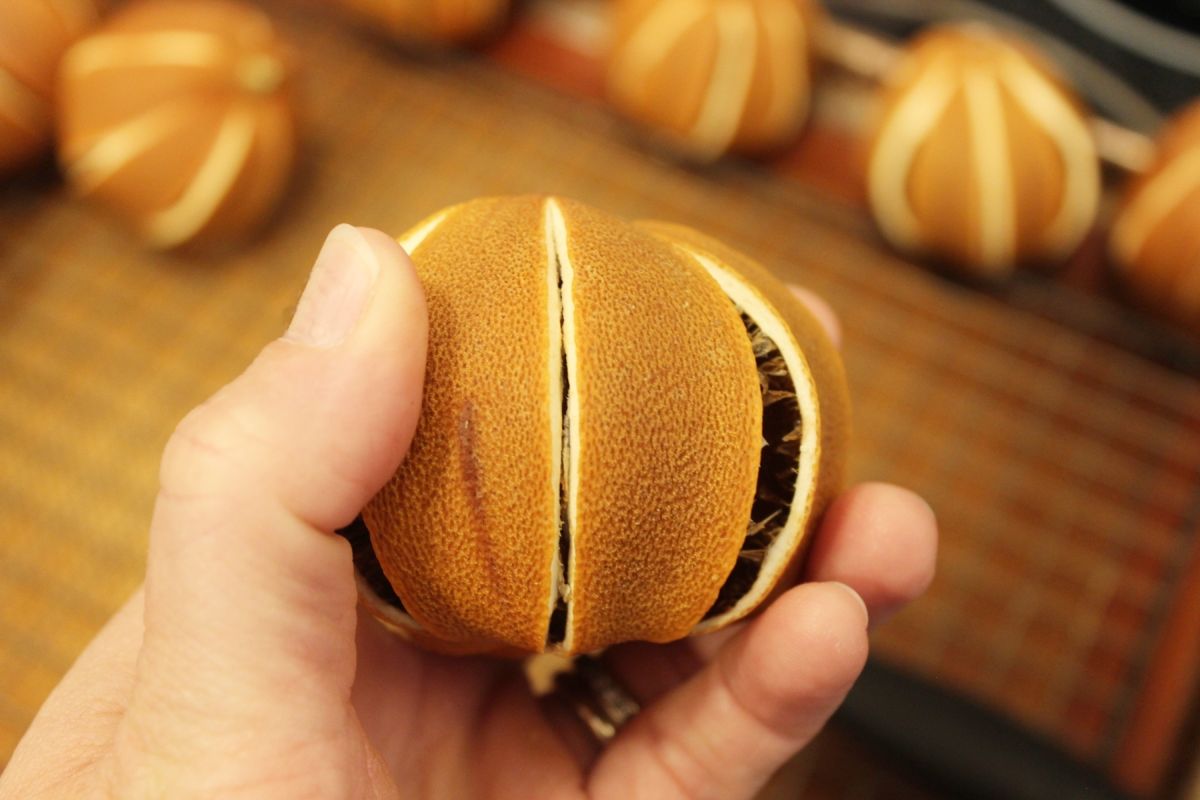 How to decorate a Christmas tree with natural ornaments dried orange
