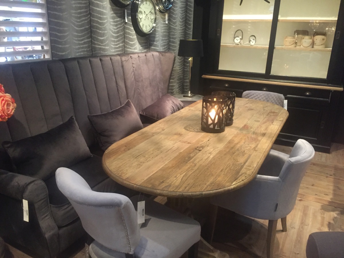 Moderning dining room with large table
